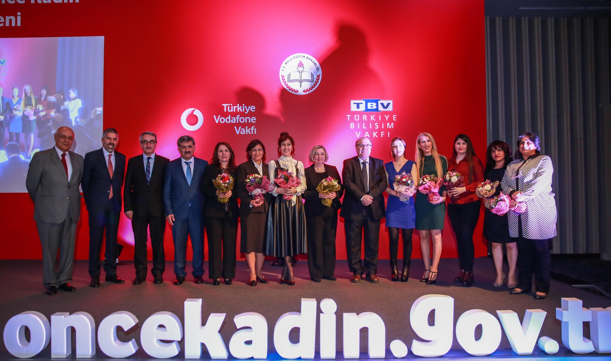 1453889196_Vodafone_Giri__imcilikte___nce_Kad__n___d__l_T__reni_G__rsel