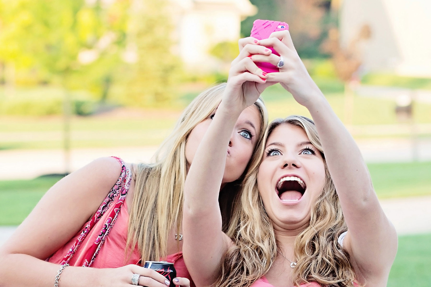 snapchat-women-selfies-user-customers-consumers-marketing
